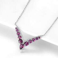 Collier en argent massif de haute qualité avec pendentif en forme de V en grenat rhodolite naturel | D-Carats.