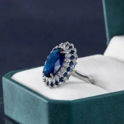 Cocktailring mit blauem Saphir, Seitenansicht | D-Carats