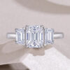 Smaragdgeslepen moissaniet verlovingsring met 3 stenen in sterling zilveren | D-Carats.