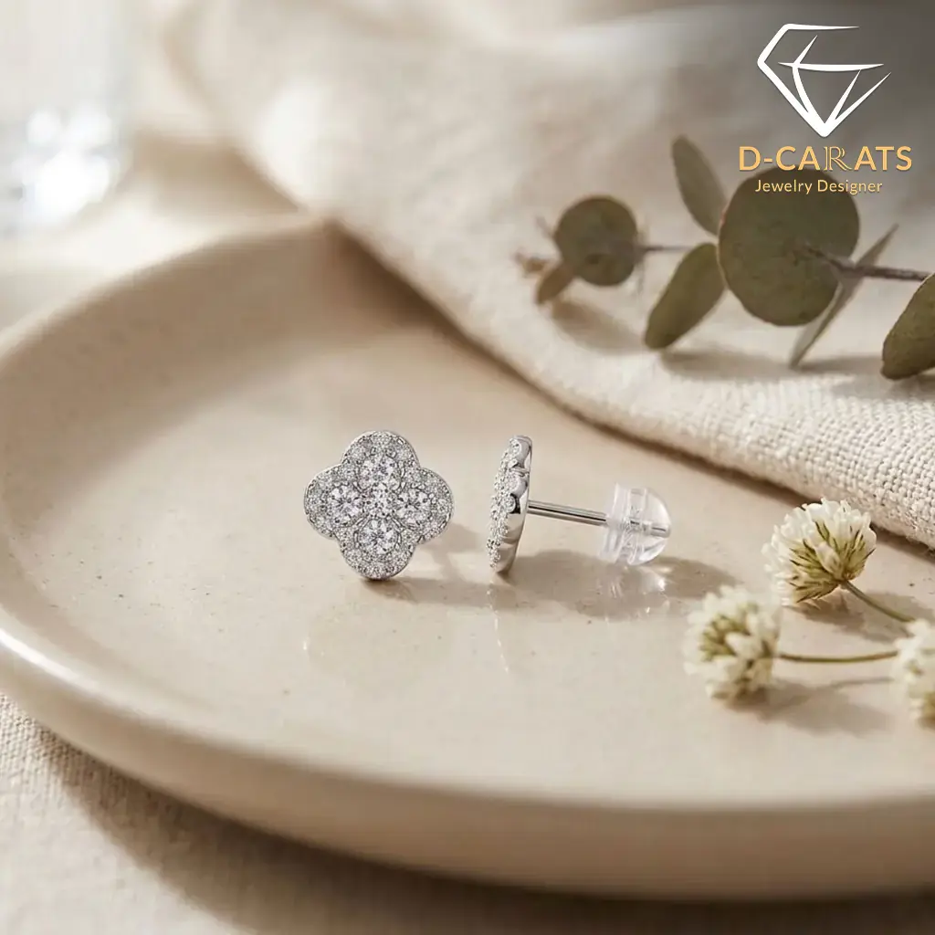 Clover earrings in platinum-plated 925 silver with moissanite 5 Close-up of platinum-plated silver earrings clover with sparkling moissanite stones resting on a neutral ceramic plate
