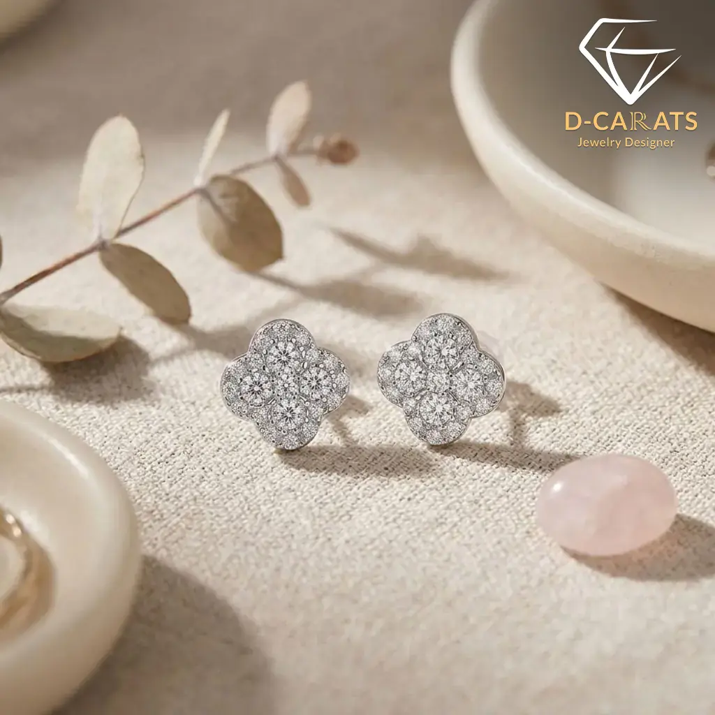 Clover earrings in platinum-plated 925 silver with moissanite 6 Close-up of shimmering moissanite earrings clover in silver plating resting on a textured beige linen surface
