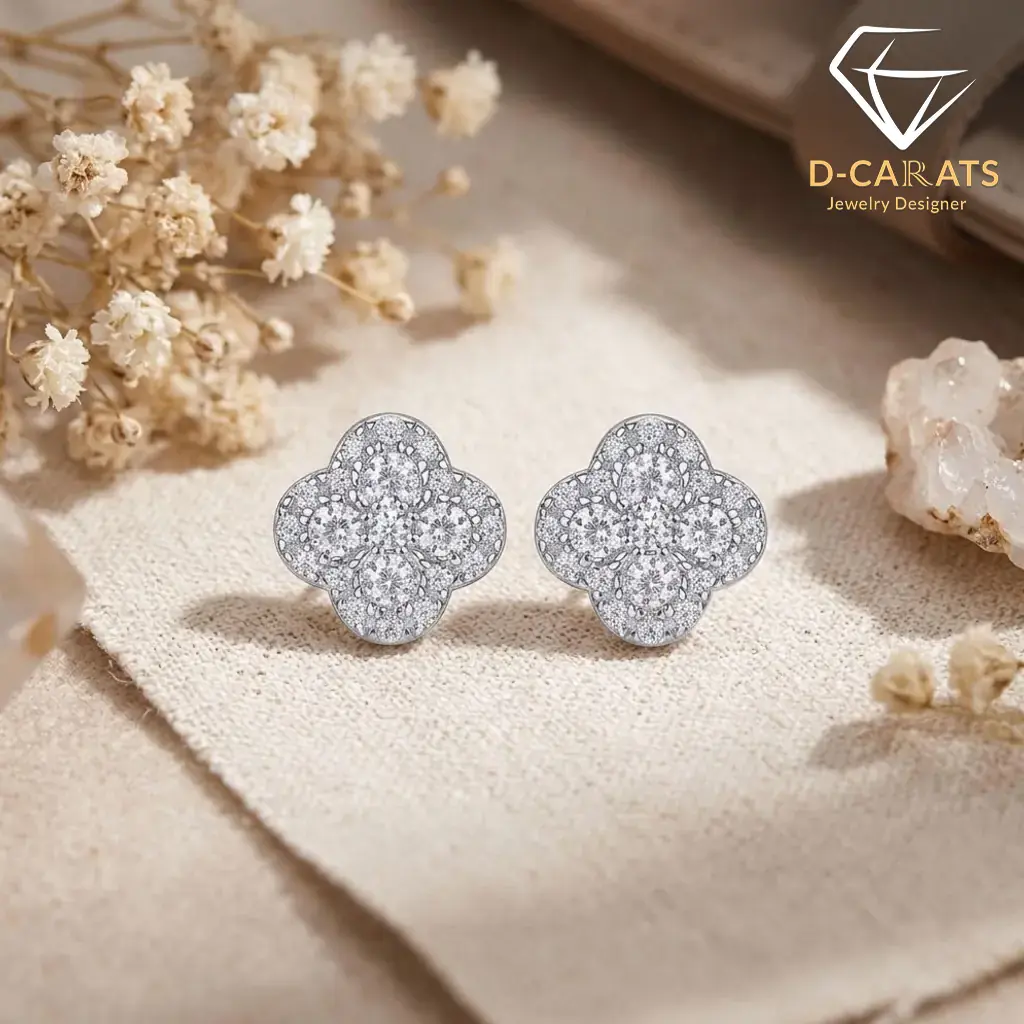 Clover earrings in platinum-plated 925 silver with moissanite 3 Close-up of sparkling moissanite earrings clover in platinum-plated silver resting on a neutral beige linen fabric surface
