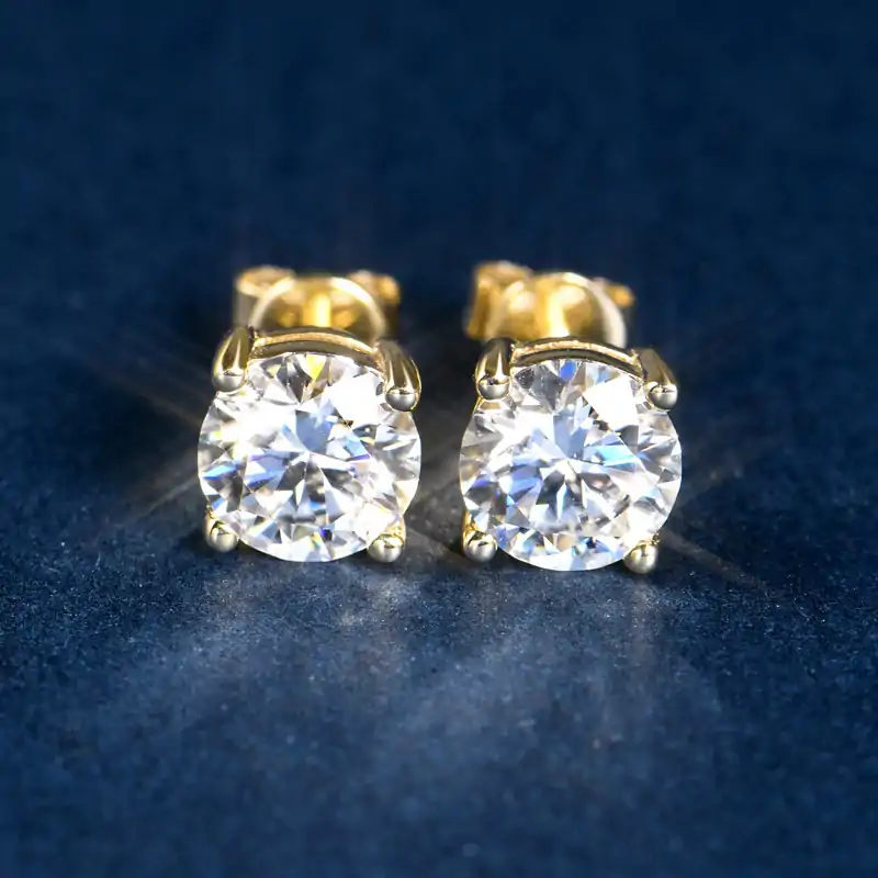 Ohrlochstecker Ohrringe. 8 Strahlende Ohrstecker aus 10k Gold mit Ohrlochstechen | D-Carats.