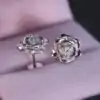 Pendientes únicos de plata de ley en forma de flor de moissanita | D-carats.