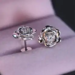 Pendientes únicos de plata de ley en forma de flor de moissanita | D-carats.