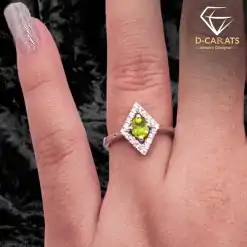Proposal ring Green-Peridot-silver-ring wore on the finger | D-Carats