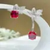 Boucles d'oreilles asymétriques uniques en rubis et argent | D-Carats.