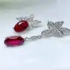 Boucles d'oreilles asymétriques abordables en rubis et argent | D-Carats.
