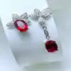 Hochwertige asymmetrische Rubin-Ohrringe aus Silber | D-Carats.