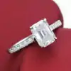 Moissanit-Verlobungsring Smaragdschliff. 1 Günstiger Verlobungsring aus Silber mit Moissanit, Emerald Cut | D-Carats.