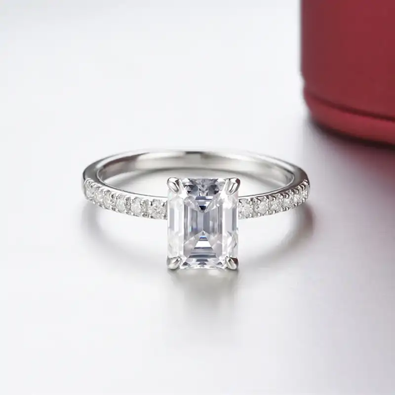 Bague de fiançailles en moissanite, taille émeraude. 7 Magnifique bague de fiançailles en argent avec moissanite taille émeraude | D-Carats.