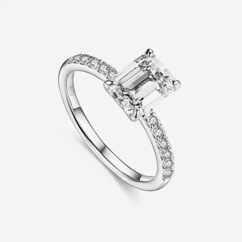 Bague de fiançailles en moissanite, taille émeraude. 8 Superbe bague de fiançailles en argent avec moissanite taille émeraude | D-Carats.