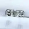 Boucles d'oreilles puces halo, taille émeraude, en argent. 17 Boucles d'oreilles puces élégantes en argent avec moissanite, taille émeraude et halo | D-Carats.