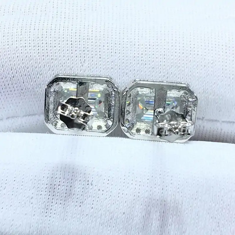 Boucles d'oreilles puces halo, taille émeraude, en argent. 10 Boucles d'oreilles puces élégantes en argent avec moissanite, taille émeraude et halo | D-Carats.