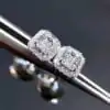 Boucles d'oreilles puces halo, taille émeraude, en argent. 11 Boucles d'oreilles puces halo en argent et moissanite de haute qualité, taille émeraude | D-Carats.