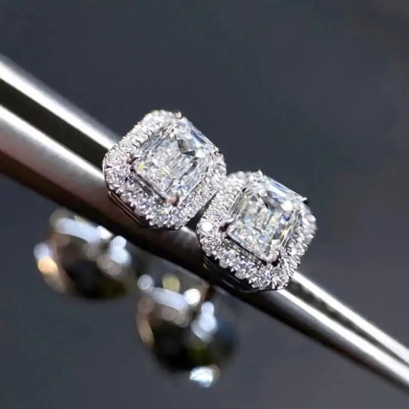 Boucles d'oreilles puces halo, taille émeraude, en argent. 4 Boucles d'oreilles puces halo en argent et moissanite de haute qualité, taille émeraude | D-Carats.