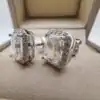 Boucles d'oreilles puces halo, taille émeraude, en argent. 16 Boucles d'oreilles puces adorables en argent avec moissanite taille émeraude et halo | D-Carats.
