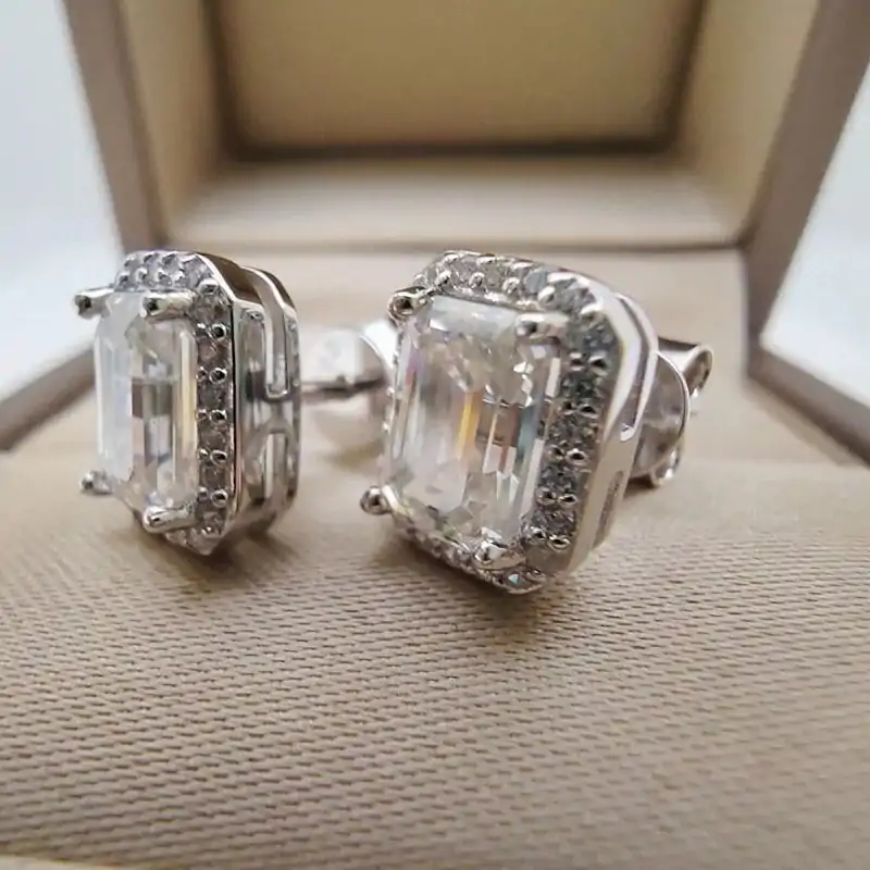 Boucles d'oreilles puces halo, taille émeraude, en argent. 9 Boucles d'oreilles puces adorables en argent avec moissanite taille émeraude et halo | D-Carats.