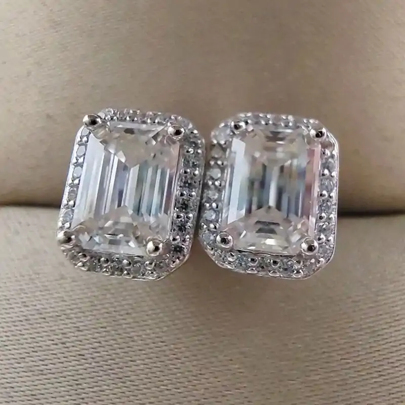 Boucles d'oreilles puces halo, taille émeraude, en argent. 8 Boucles d'oreilles puces en argent avec moissanite taille émeraude et halo, prix abordable | D-Carats.