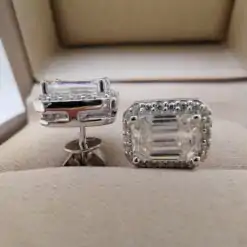 Magnifiques boucles d'oreilles moissanite en argent de type halo à taille émeraude | D-Carats.