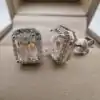 Boucles d'oreilles puces halo, taille émeraude, en argent. 14 Boucles d'oreilles puces en argent avec moissanite taille émeraude et halo | D-Carats.