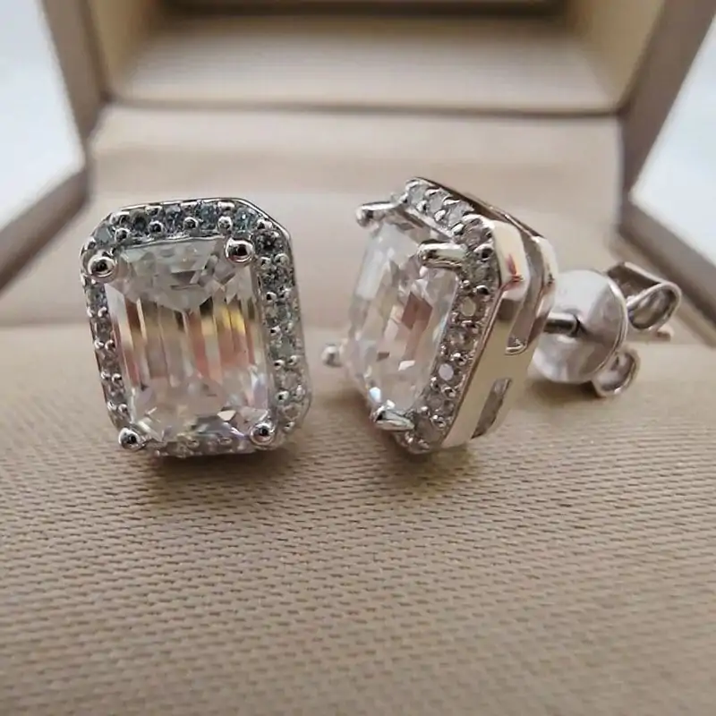 Boucles d'oreilles puces halo, taille émeraude, en argent. 7 Boucles d'oreilles puces en argent avec moissanite taille émeraude et halo | D-Carats.