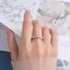 Bague demi-éternité à serti clos en moissanite et argent. 11 Bague demi-éternité élégante en argent avec moissanites serties clos | D-Carats.