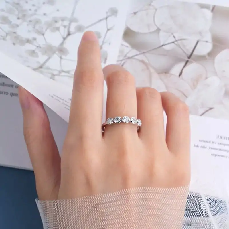 Bague demi-éternité à serti clos en moissanite et argent. 5 Bague demi-éternité élégante en argent avec moissanites serties clos | D-Carats.