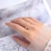Bague demi-éternité à serti clos en moissanite et argent. 14 Bague demi-éternité durable en argent avec moissanite sertie clos | D-Carats.