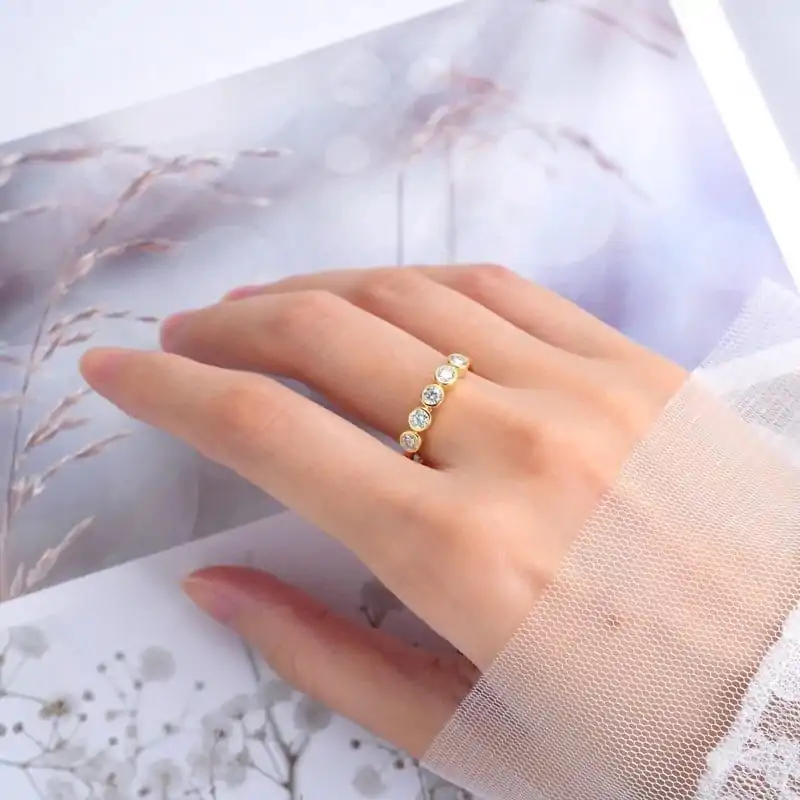 Bague demi-éternité à serti clos en moissanite et argent. 8 Bague demi-éternité durable en argent avec moissanite sertie clos | D-Carats.