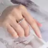 Bague demi-éternité à serti clos en moissanite et argent. 15 Bague demi-éternité élégante en argent avec moissanites serties clos | D-Carats.
