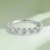 Anillo de media eternidad de moissanita con bisel de plata. 1 Anillo asequible de media eternidad de plata esterlina con moissanita engastada en bisel | D-Carats.