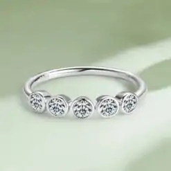 Bague demi-éternité abordable en argent et moissanites serties clos | D-Carats.