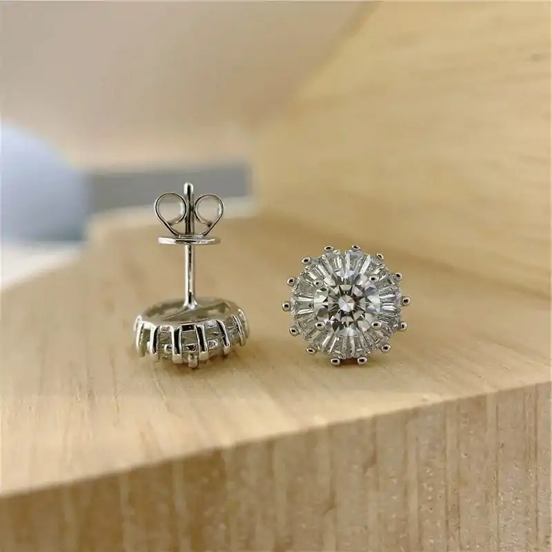 Pendientes de botón halo de moissanita en plata. 9 Pendientes de botón de halo con moissanita y diamante económicos | D-Carats.