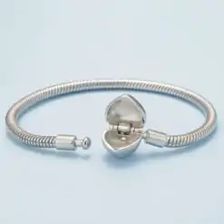 High quality heart charm snake bracelet in sterling silver | D-Carats.