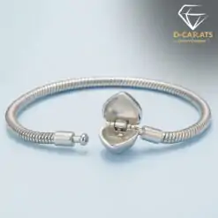 Stunning heart charm snake bracelet in sterling silver | D-Carats.