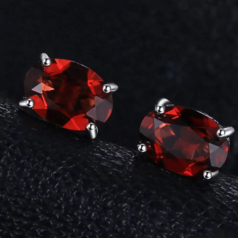 Pendientes de botón de plata con granate natural en forma ovalada. 4 Pendientes de botón para hombre con granate natural talla oval en plata | D-Carats.