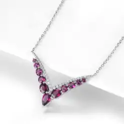 Hochwertige V-förmige Anhänger-Halskette aus Sterlingsilber mit natürlichem Rhodolith-Granatstein | D-Carats.