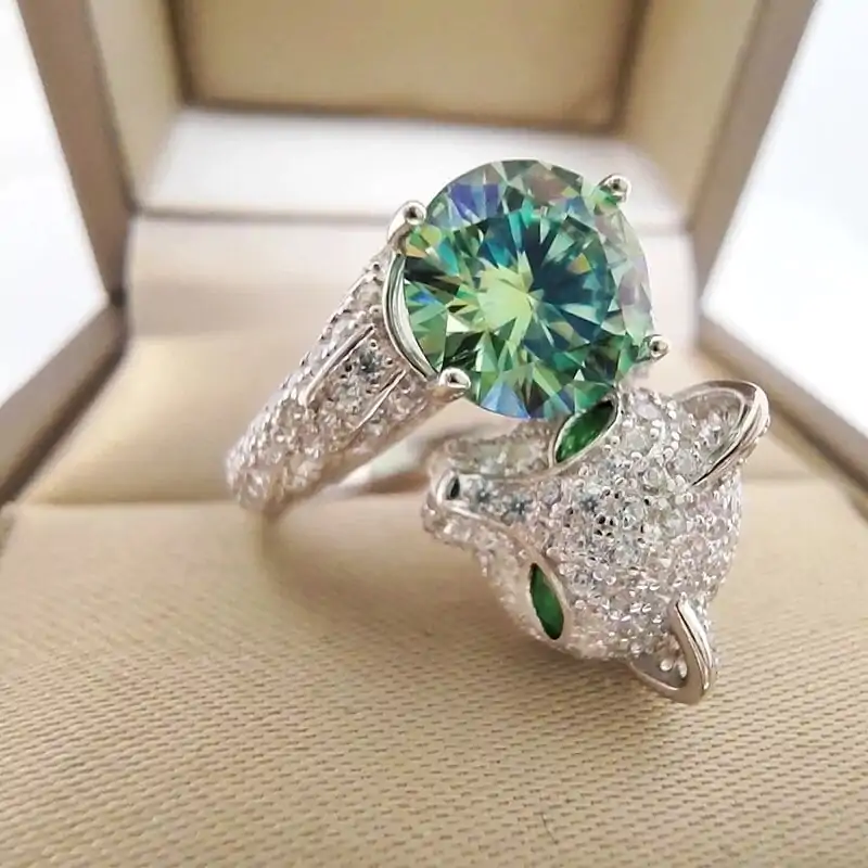 Anillo Panther de plata con moissanita verde. 15 Hermoso anillo de pantera con moissanita verde en plata | D-Carats