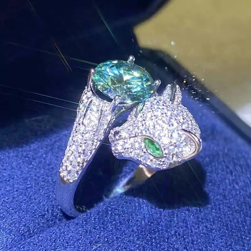 Anillo Panther de plata con moissanita verde. 9 Anillo barato de pantera con moissanita verde y plata | D-Carats