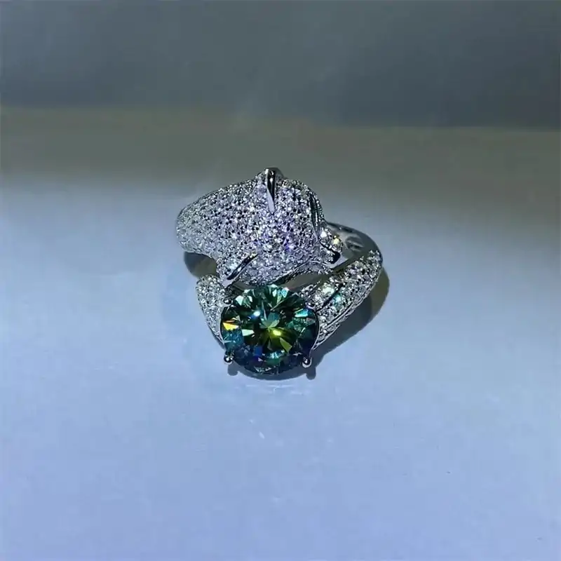 Anillo Panther de plata con moissanita verde. 5 Impresionante anillo de pantera con moissanita verde en plata | D-Carats