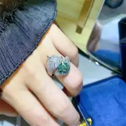 Hermoso anillo de pantera con moissanita verde en plata | D-Carats