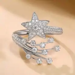 Schöner Sternring mit Moissanit-Diamant in Sterlingsilber.