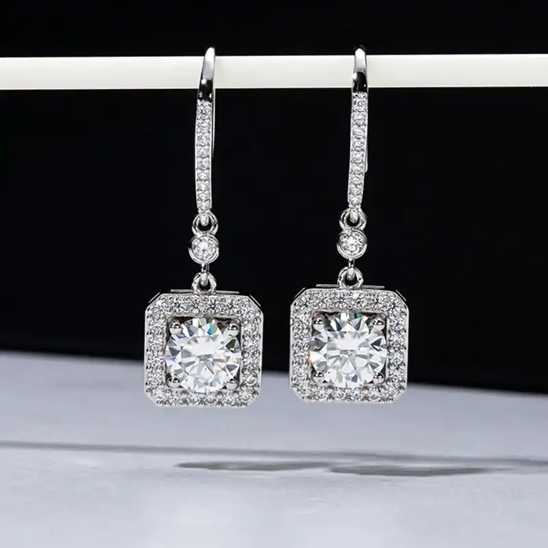 Oorbellen met vishaak. 4 Elegante zilveren moissaniet oorbellen met vishaaksluiting | D-Carats.