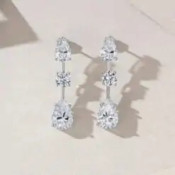 Funkelnde Moissanit-Ohrringe mit 3 Steinen in Sterlingsilber | D-Carats.