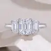 Verlobungsring mit drei Steinen, Moissanit im Smaragdschliff, aus Silber | D-Carats.