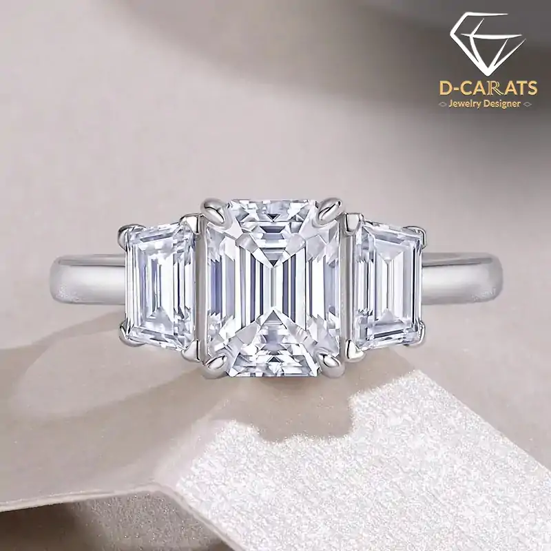 Moissanit-Verlobungsring mit Smaragdschliff und 3 Steinen aus Sterlingsilber | D-Carats.