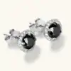 Schöne Ohrstecker aus Silber mit schwarzem Moissanit, Diamant und Halo-Design | D-Carats.