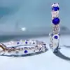 Elegante zilveren creolen met saffier en omegasluiting | D-Carats.