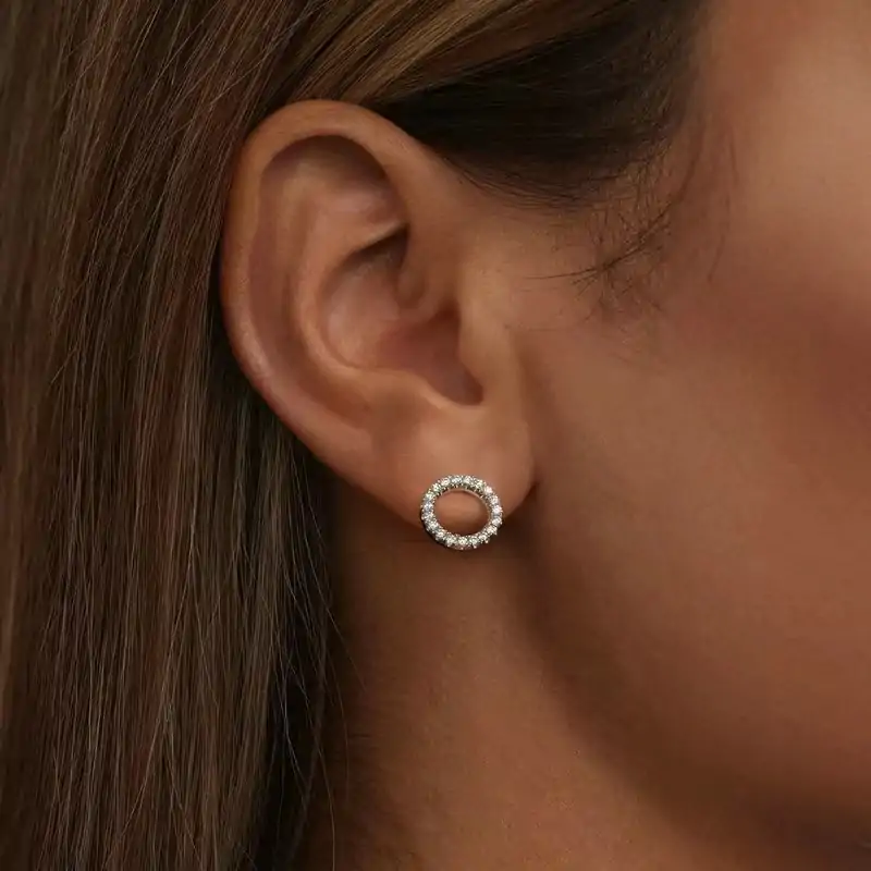 Pendientes de círculo con moissanita y plata 925 8 Pendientes modernos de círculo abierto en plata de ley con piedras de moissanita | D-Carats.
